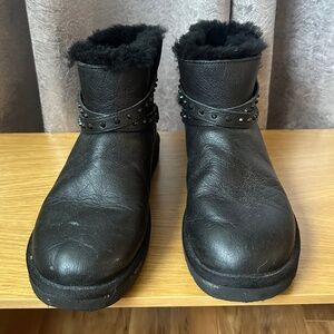 UGG BLACK ANKLE BOOTS - LIKE NEW!